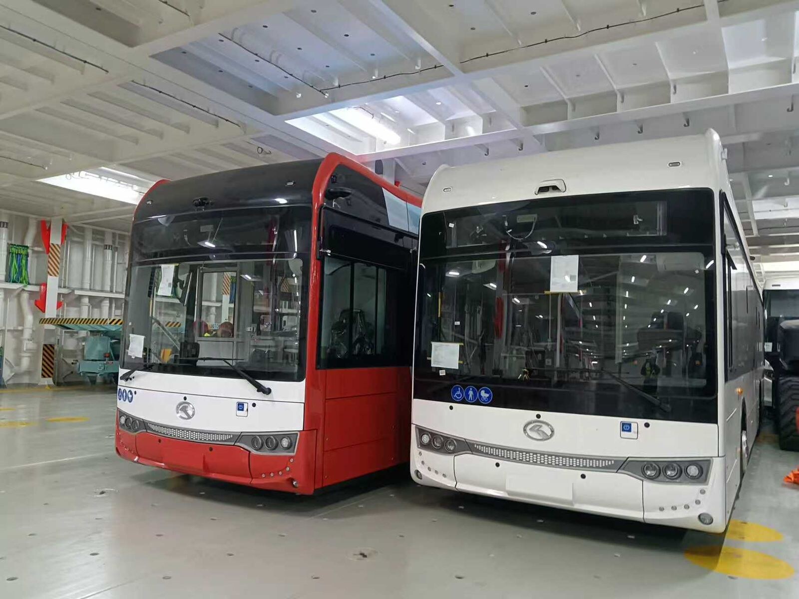 Морське перевезення електробусів з Китаю до Європи: RoRo, Breakbulk чи фрахтування судна?